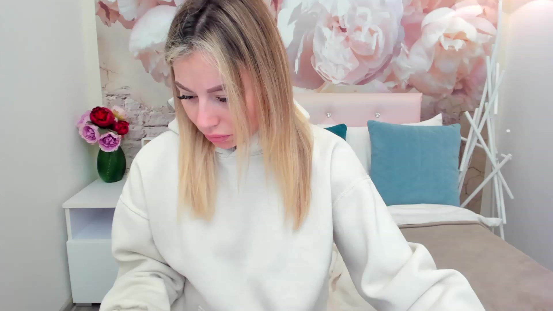 Gallery image thumbnail from SofiBloom's myfreecams stream on, 03/10/2023, 08:41 image 4 of 20