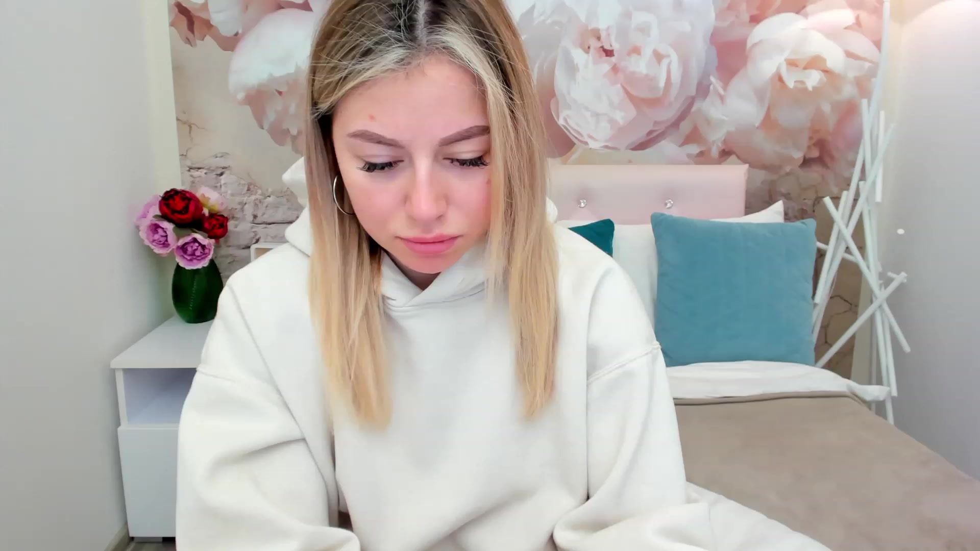 Gallery image thumbnail from SofiBloom's myfreecams stream on, 03/10/2023, 08:41 image 2 of 20