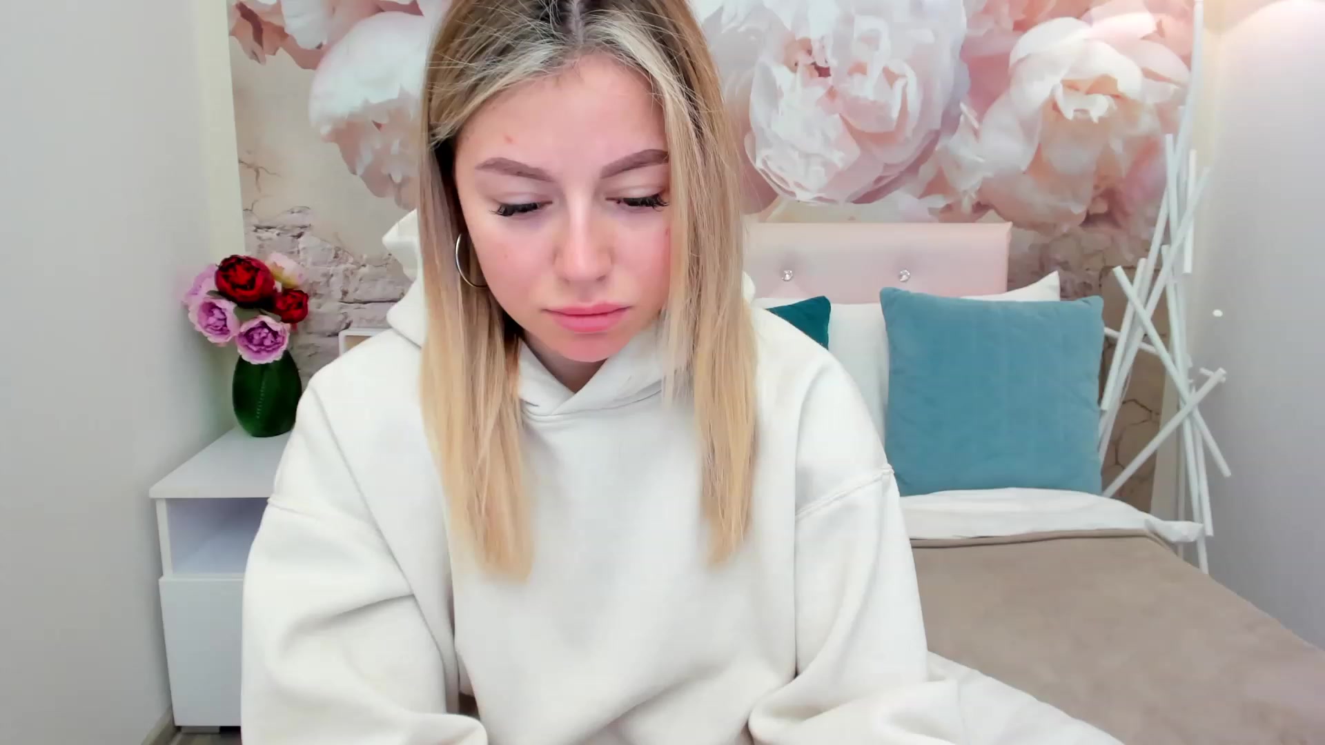 Gallery image thumbnail from SofiBloom's myfreecams stream on, 03/10/2023, 08:41 image 1 of 20