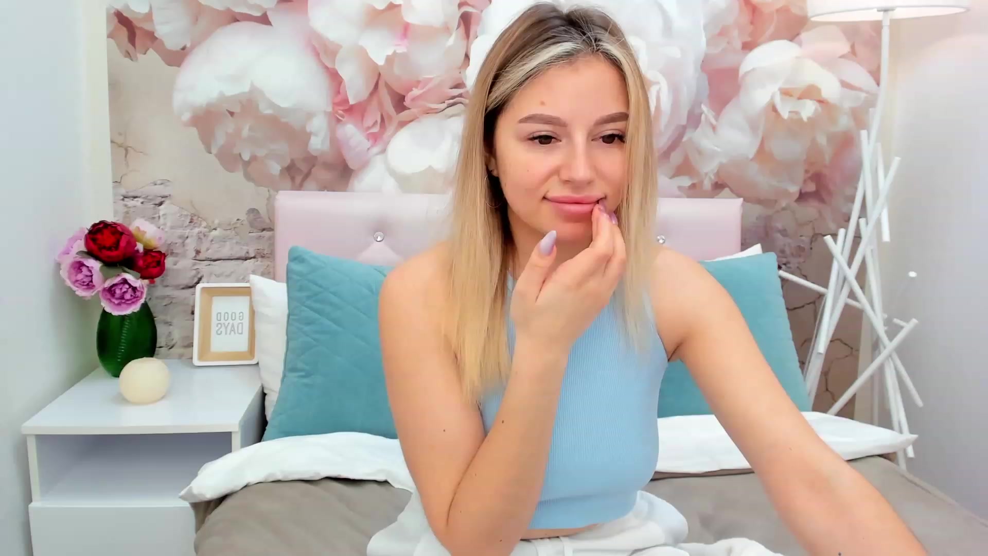 Gallery image thumbnail from SofiBloom's myfreecams stream on, 03/13/2023, 13:02 image 14 of 20