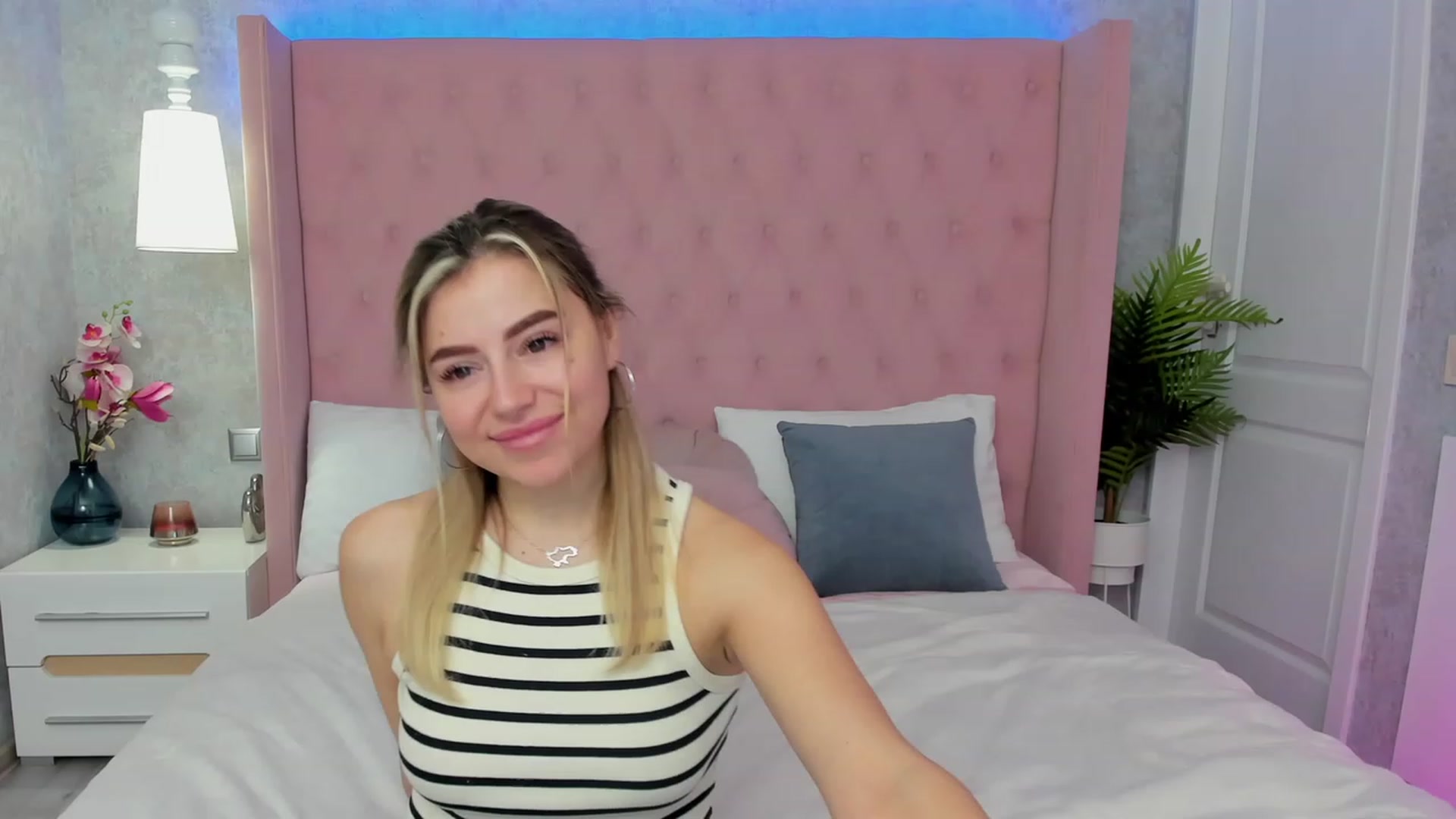 Gallery image thumbnail from SofiBloom's myfreecams stream on, 03/21/2023, 12:54 image 4 of 20
