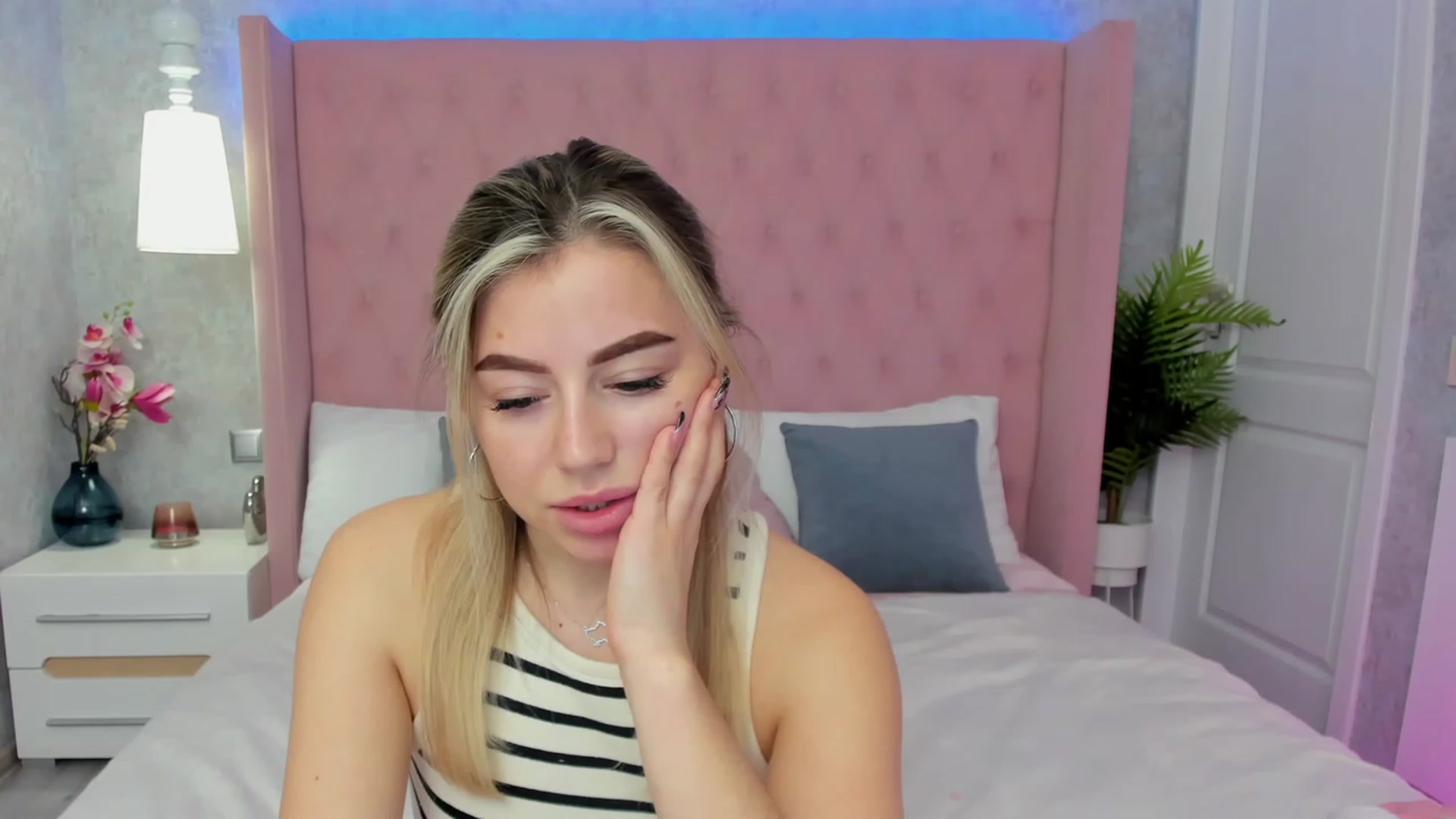 Gallery image thumbnail from SofiBloom's myfreecams stream on, 03/21/2023, 12:54 image 9 of 20