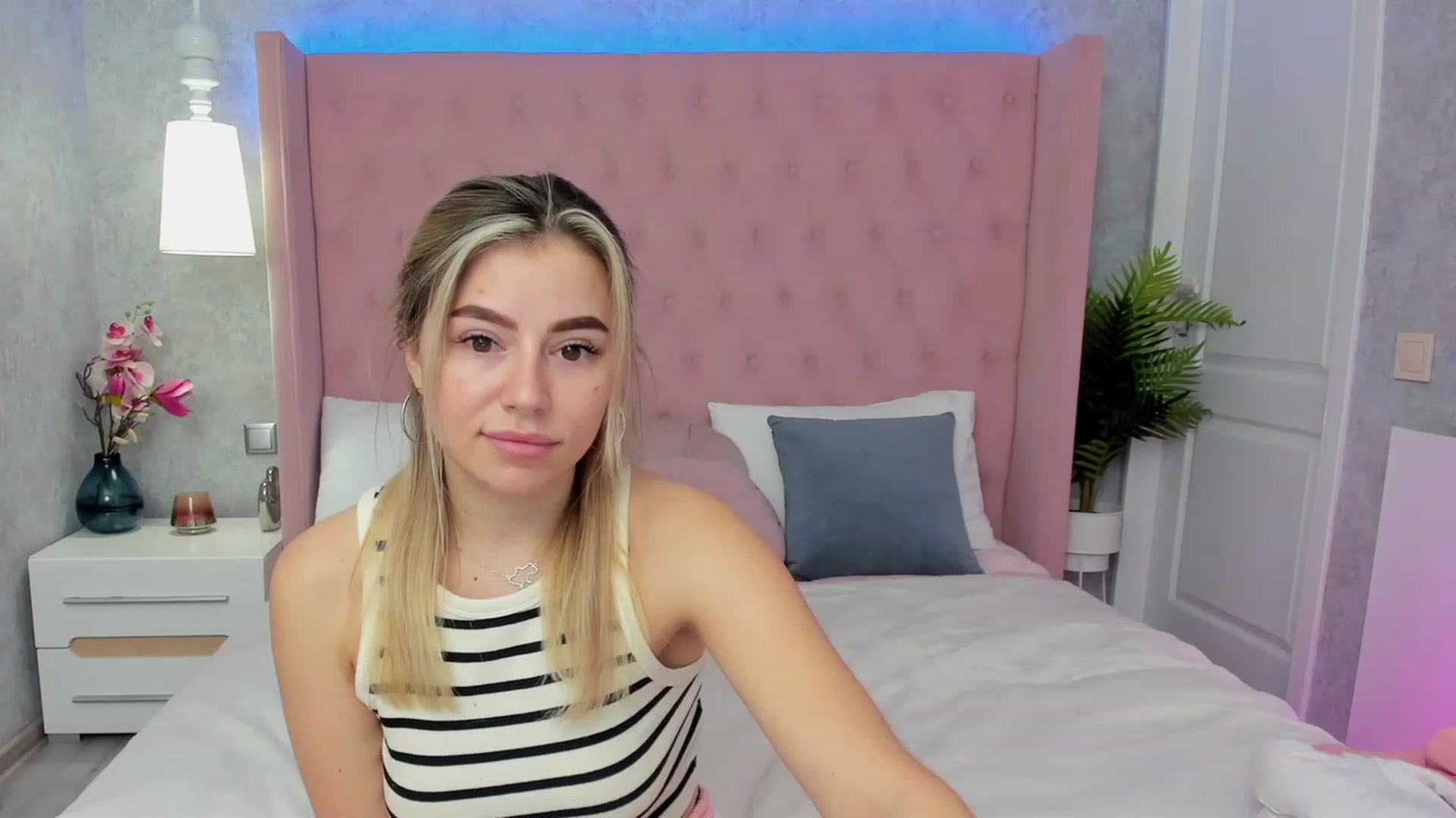 Gallery image thumbnail from SofiBloom's myfreecams stream on, 03/21/2023, 12:54 image 14 of 20