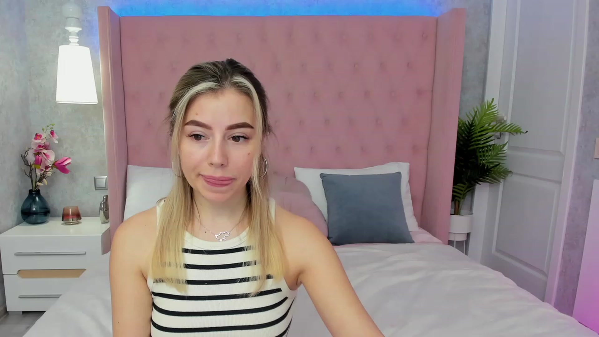 Gallery image thumbnail from SofiBloom's myfreecams stream on, 03/21/2023, 12:54 image 7 of 20