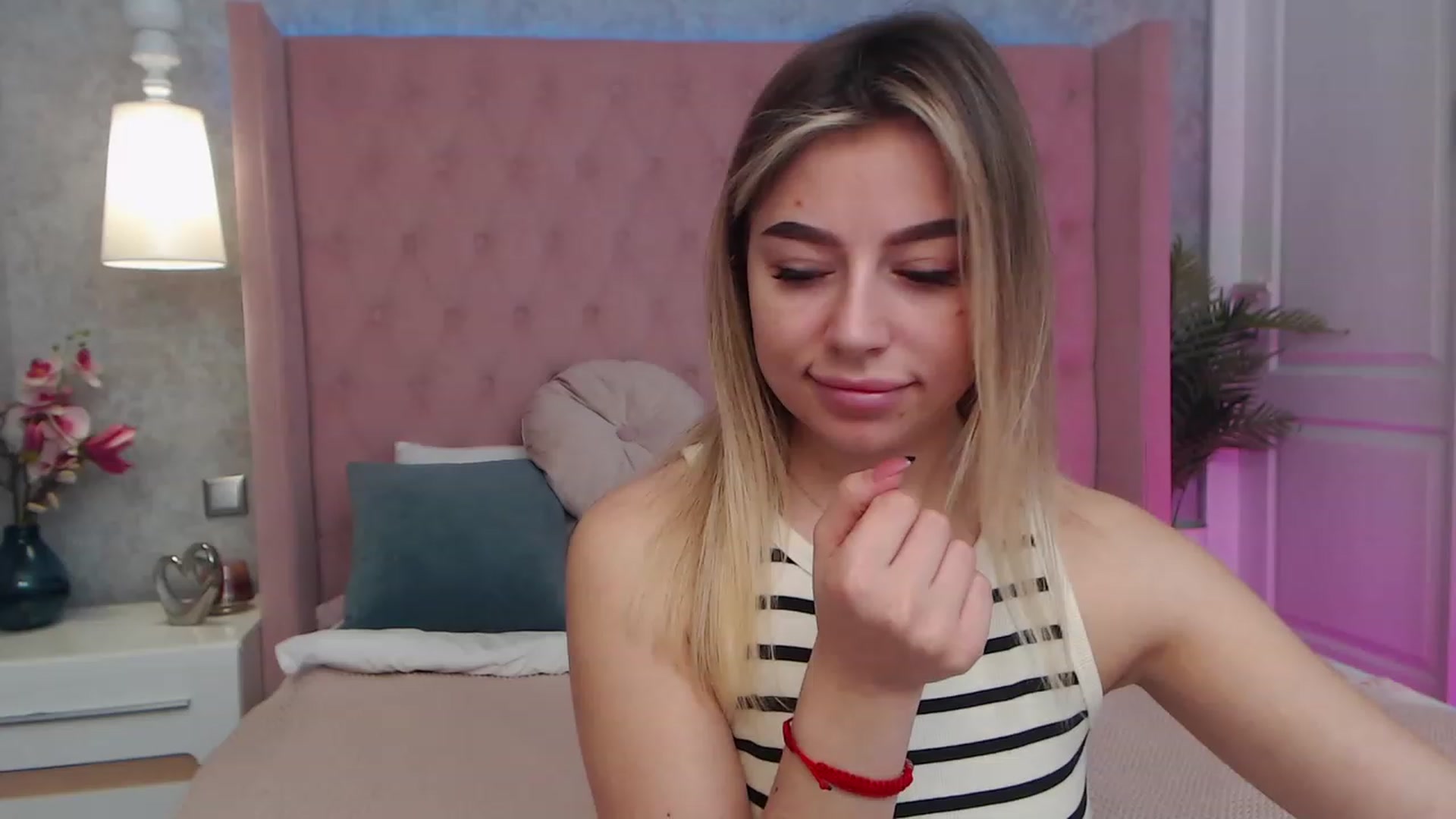 Gallery image thumbnail from SofiBloom's myfreecams stream on, 03/24/2023, 08:59 image 12 of 20