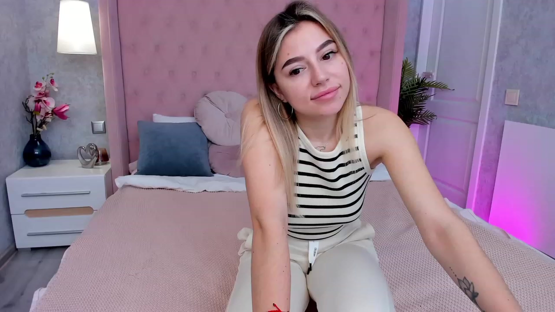 Gallery image thumbnail from SofiBloom's myfreecams stream on, 03/24/2023, 11:27 image 6 of 20