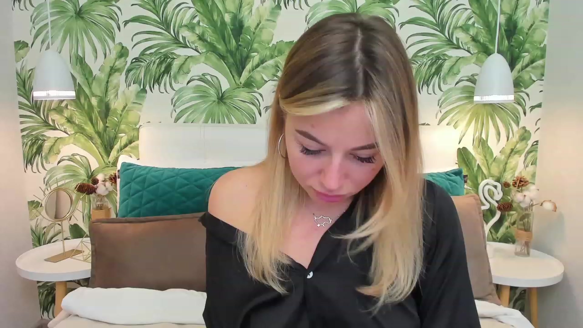 Gallery image thumbnail from SofiBloom's myfreecams stream on, 03/29/2023, 10:31 image 17 of 20