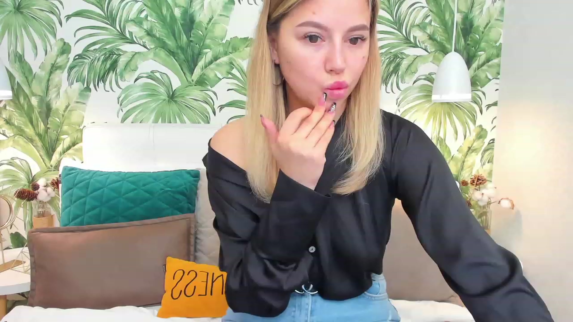 Gallery image thumbnail from SofiBloom's myfreecams stream on, 03/29/2023, 13:36 image 9 of 20