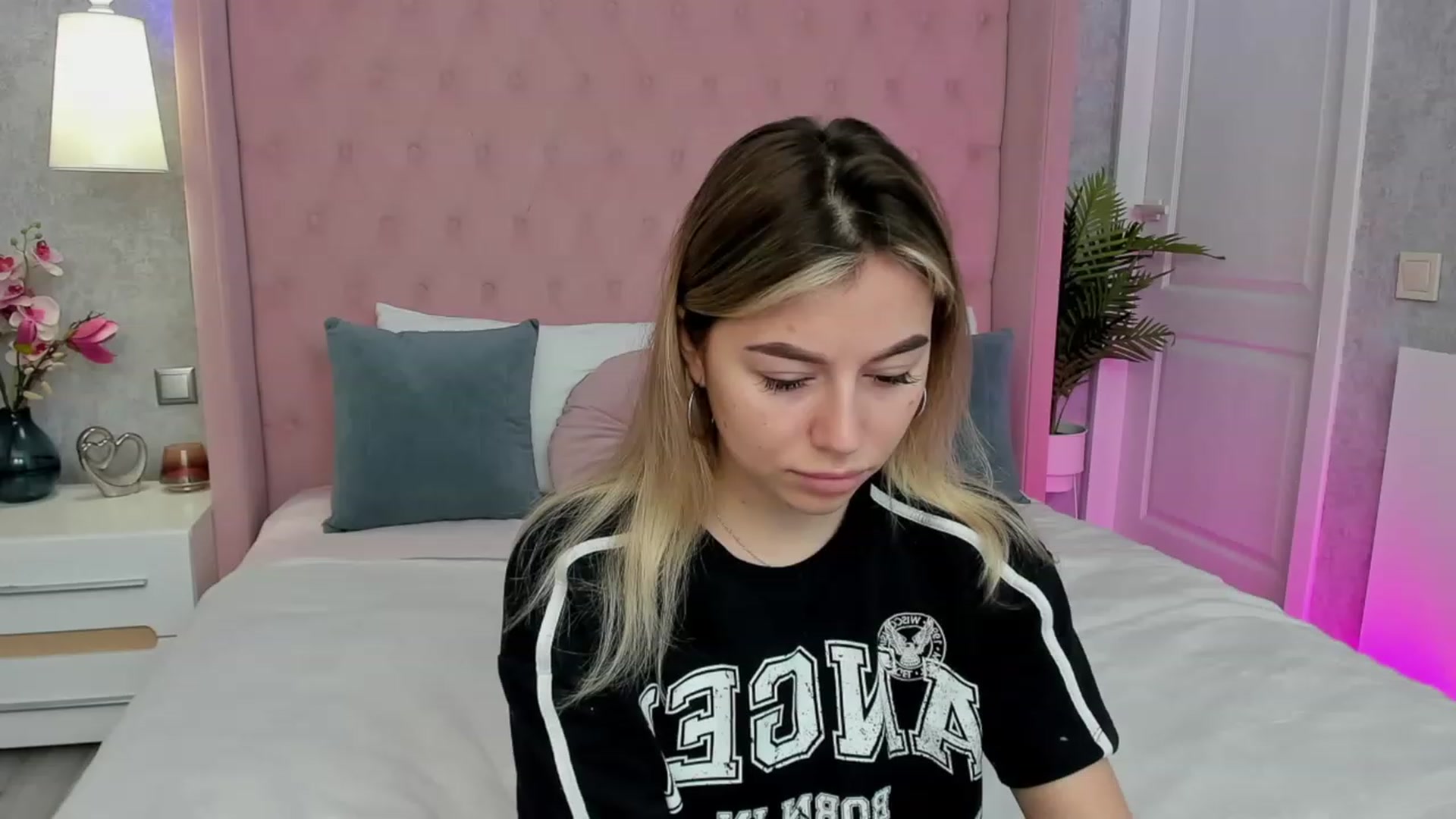 Gallery image thumbnail from SofiBloom's myfreecams stream on, 04/09/2023, 07:01 image 7 of 20
