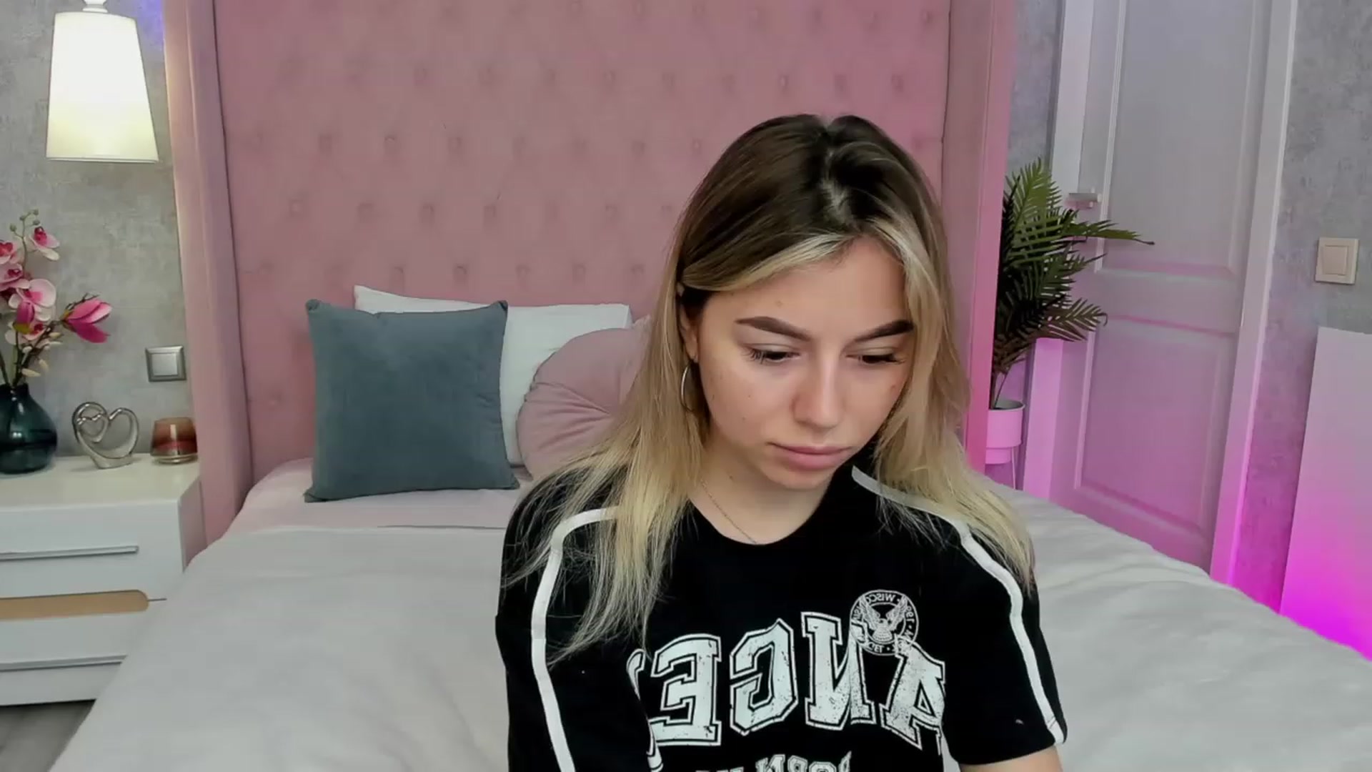 Gallery image thumbnail from SofiBloom's myfreecams stream on, 04/09/2023, 07:01 image 6 of 20