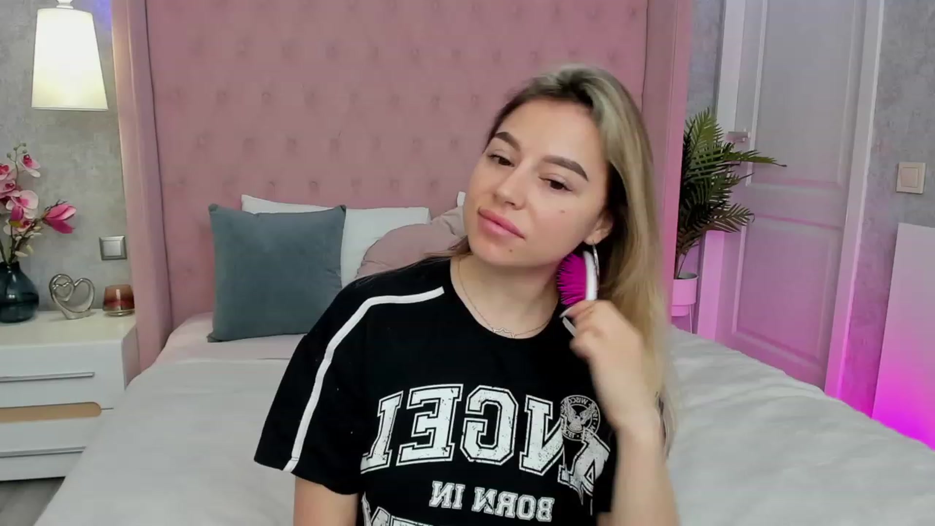 Gallery image thumbnail from SofiBloom's myfreecams stream on, 04/09/2023, 07:01 image 18 of 20