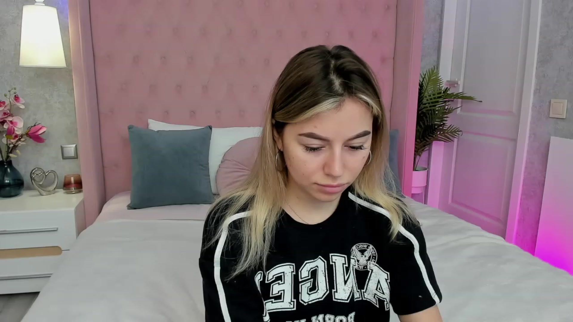 Gallery image thumbnail from SofiBloom's myfreecams stream on, 04/09/2023, 07:01 image 8 of 20