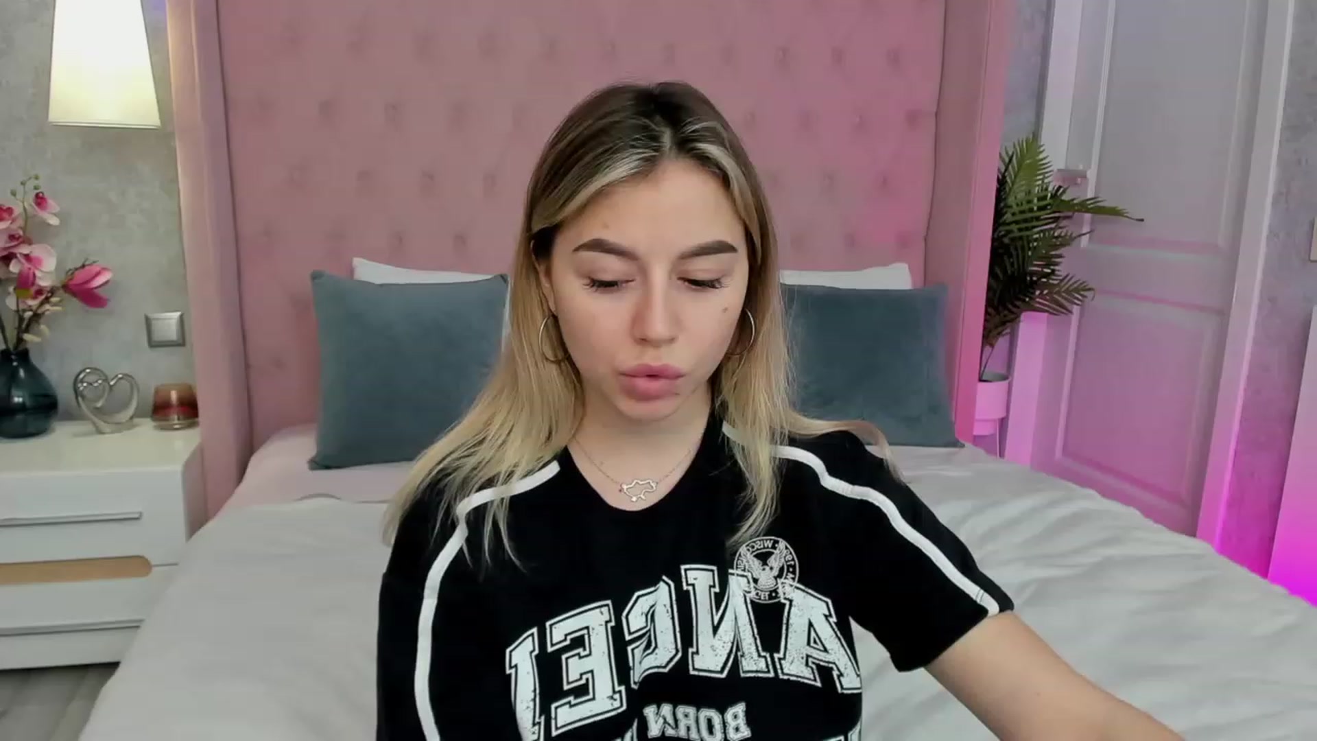Gallery image thumbnail from SofiBloom's myfreecams stream on, 04/09/2023, 11:11 image 15 of 20