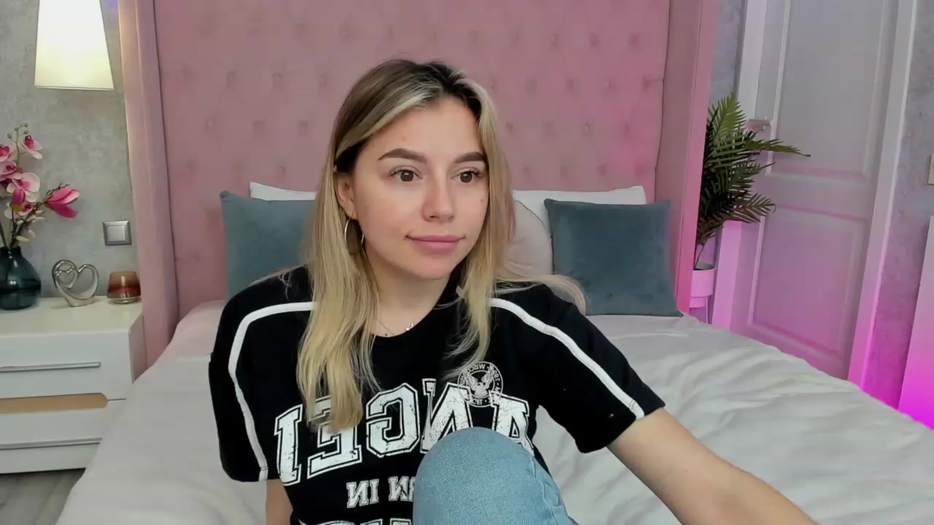 Gallery image thumbnail from SofiBloom's myfreecams stream on, 04/09/2023, 11:11 image 2 of 20