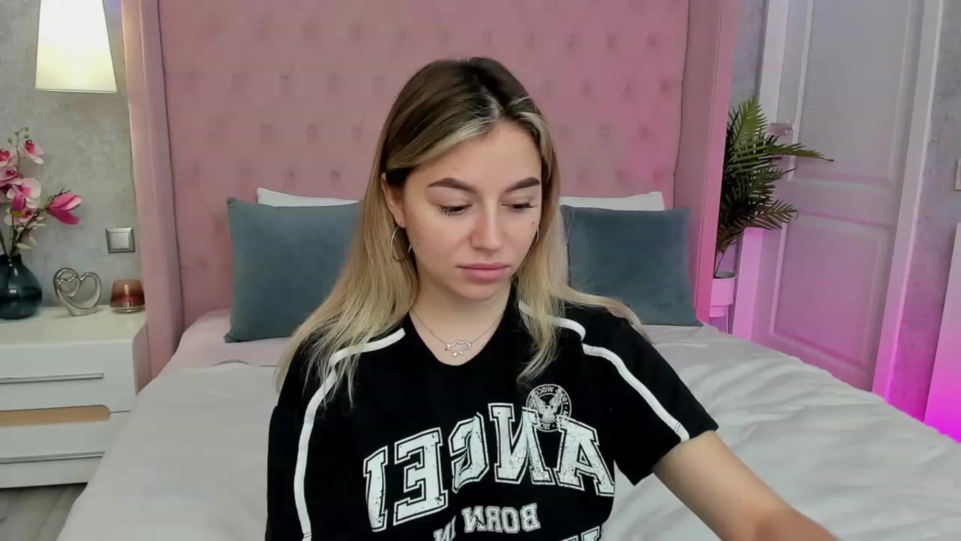 Gallery image thumbnail from SofiBloom's myfreecams stream on, 04/09/2023, 11:11 image 14 of 20