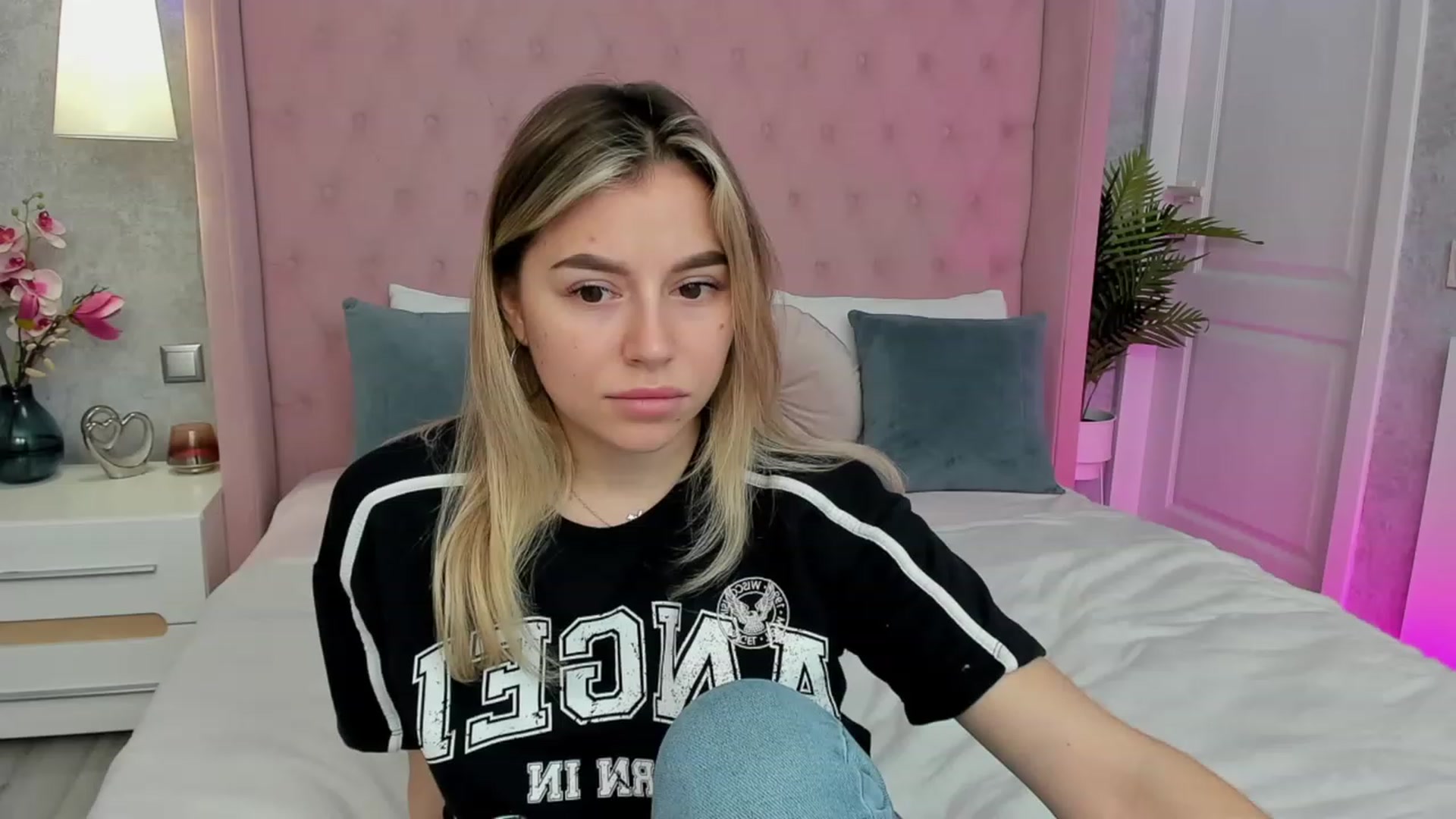 Gallery image thumbnail from SofiBloom's myfreecams stream on, 04/09/2023, 11:11 image 1 of 20