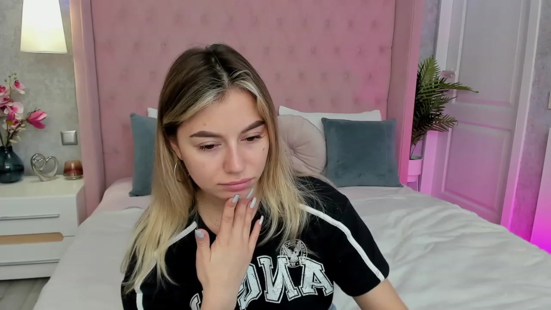 Gallery image thumbnail from SofiBloom's myfreecams stream on, 04/09/2023, 11:11 image 6 of 20