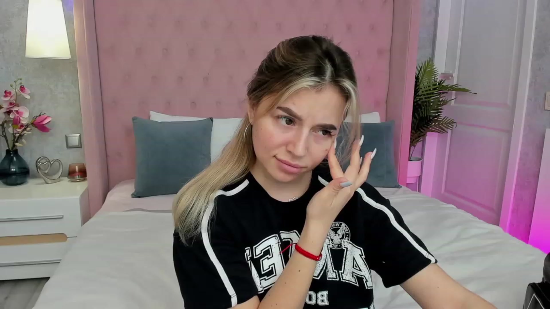 Gallery image thumbnail from SofiBloom's myfreecams stream on, 04/09/2023, 11:59 image 9 of 20