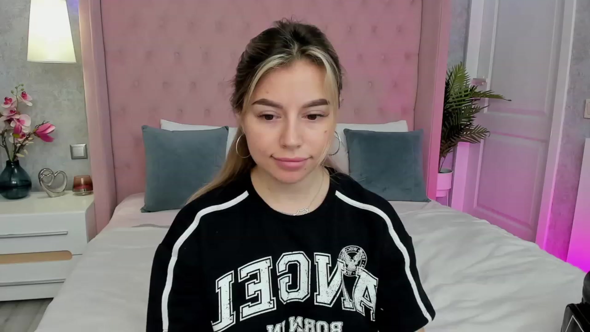 Gallery image thumbnail from SofiBloom's myfreecams stream on, 04/09/2023, 11:59 image 6 of 20