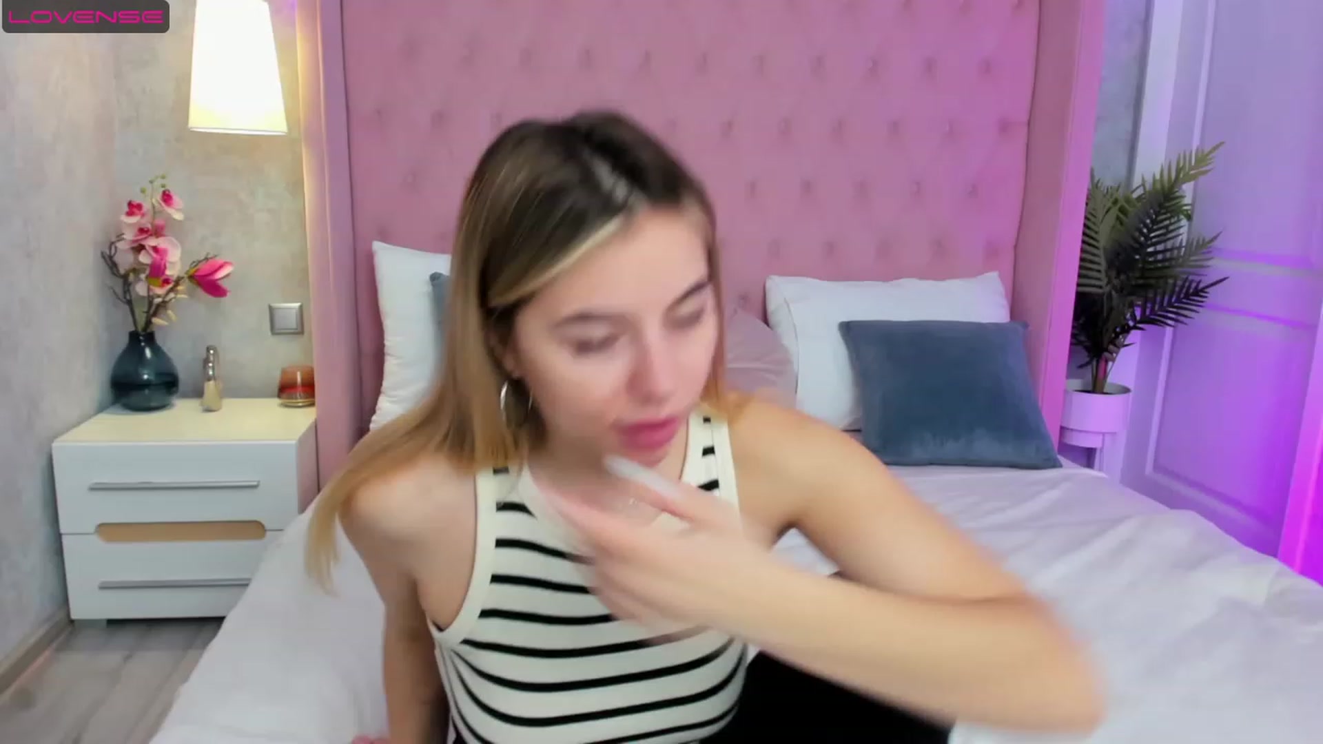 Gallery image thumbnail from SofiBloom's myfreecams stream on, 04/12/2023, 07:52 image 6 of 20