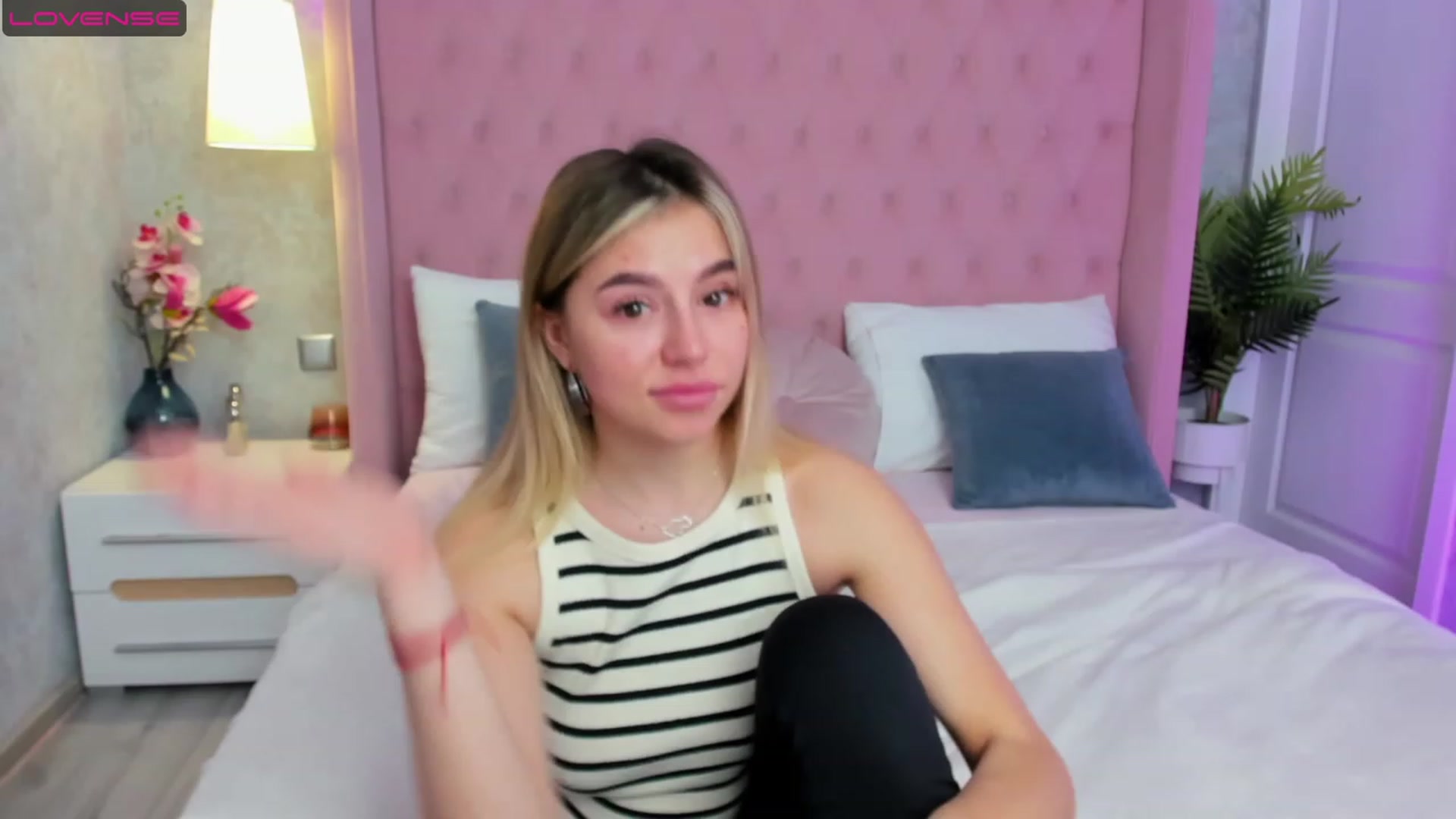 Gallery image thumbnail from SofiBloom's myfreecams stream on, 04/12/2023, 08:28 image 13 of 20