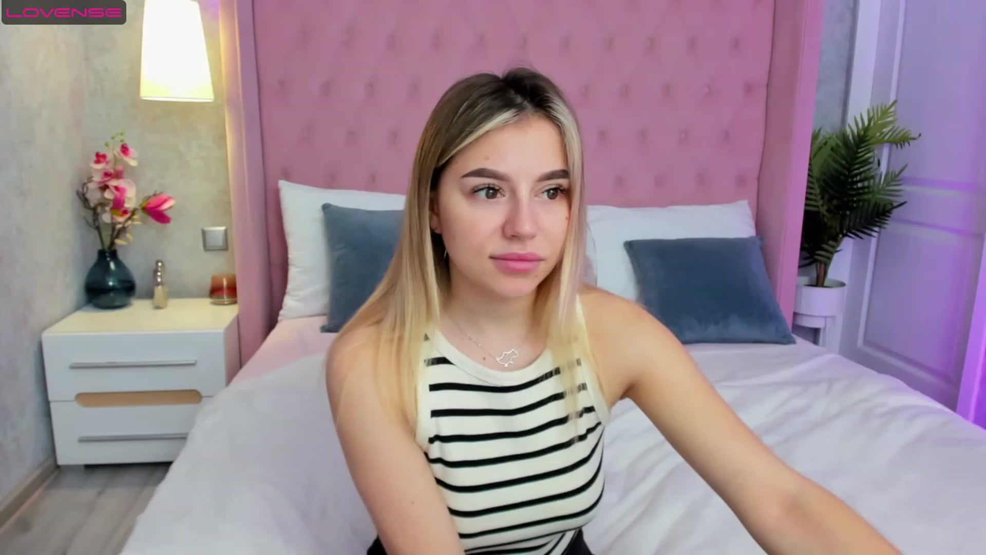 Gallery image thumbnail from SofiBloom's myfreecams stream on, 04/12/2023, 08:28 image 6 of 20