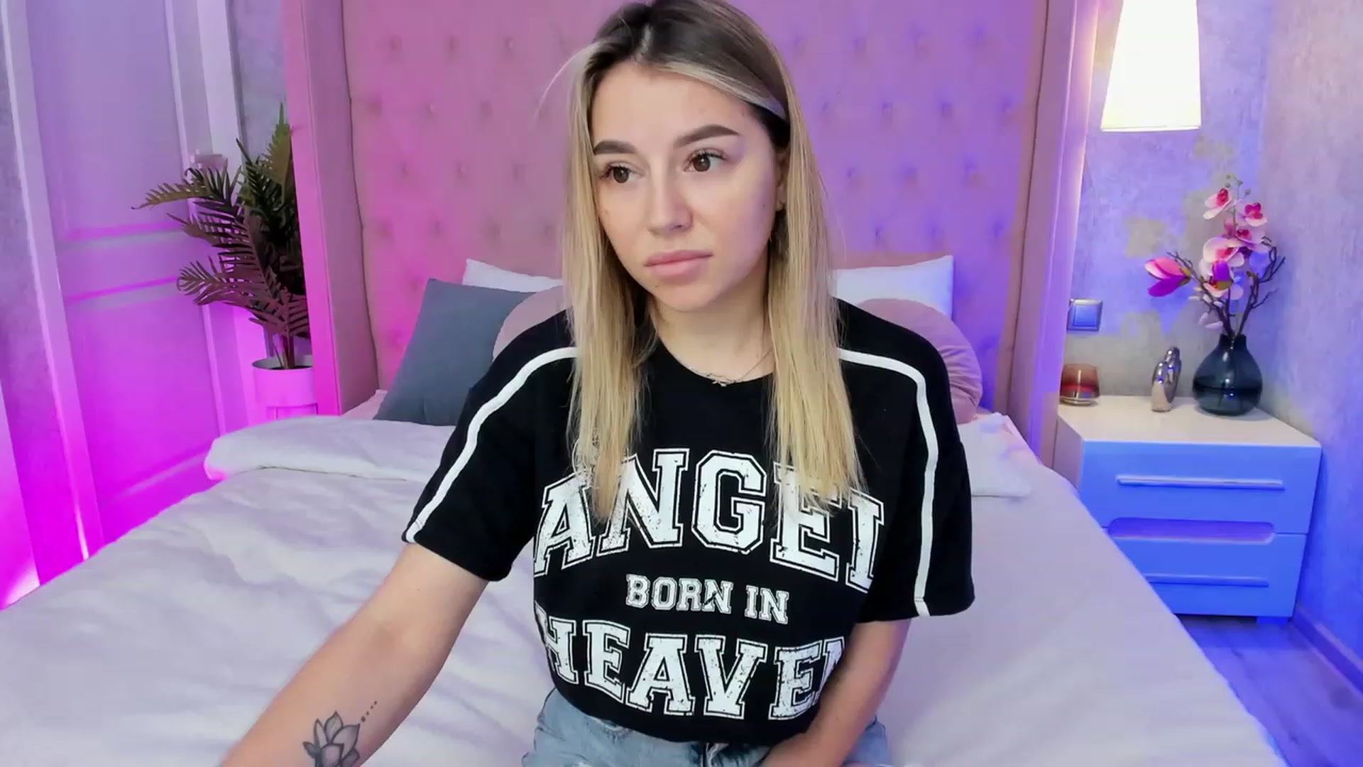 Gallery image thumbnail from SofiBloom's myfreecams stream on, 04/18/2023, 07:02 image 4 of 20