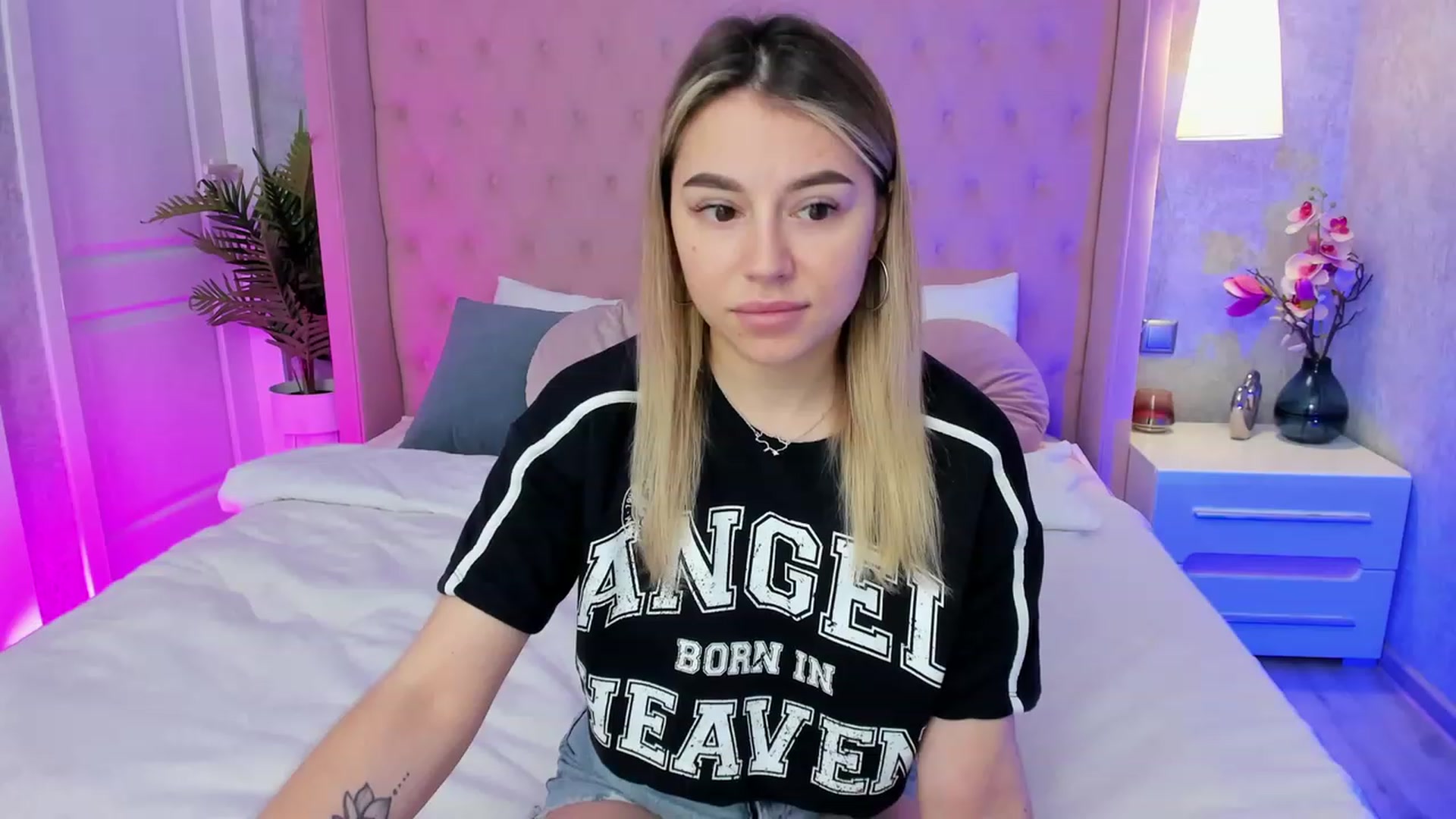Gallery image thumbnail from SofiBloom's myfreecams stream on, 04/18/2023, 07:02 image 16 of 20