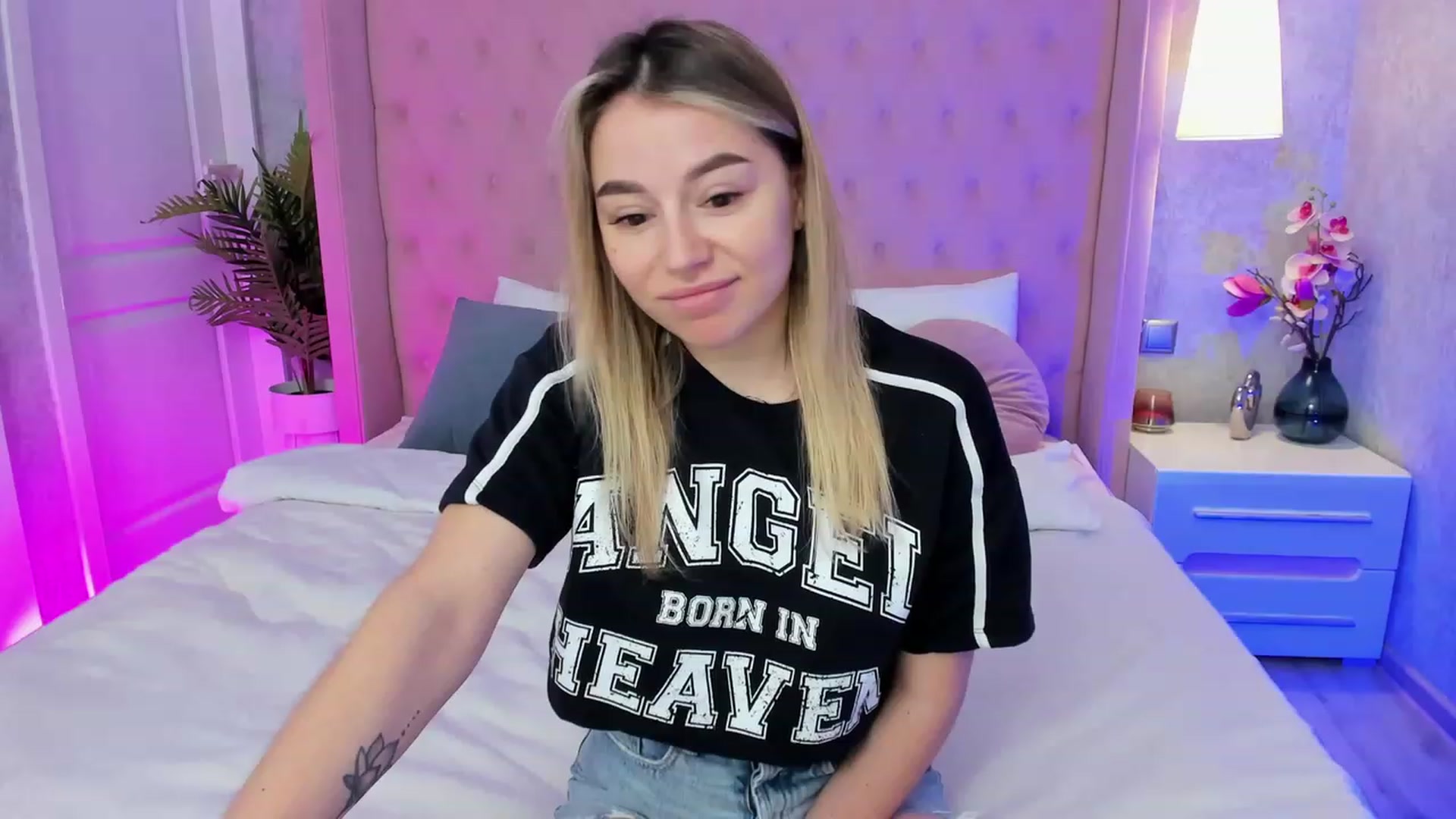 Gallery image thumbnail from SofiBloom's myfreecams stream on, 04/18/2023, 07:02 image 5 of 20