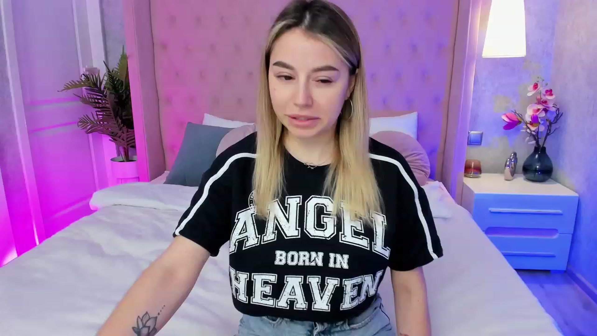 Gallery image thumbnail from SofiBloom's myfreecams stream on, 04/18/2023, 07:02 image 20 of 20