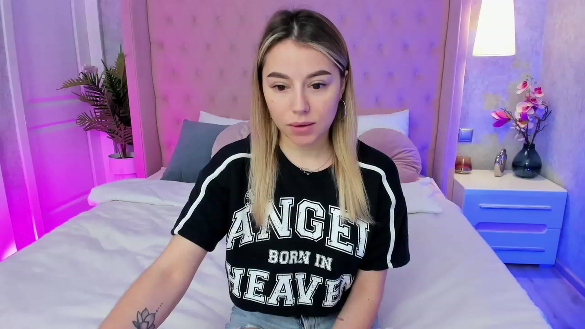 Gallery image thumbnail from SofiBloom's myfreecams stream on, 04/18/2023, 07:02 image 10 of 20