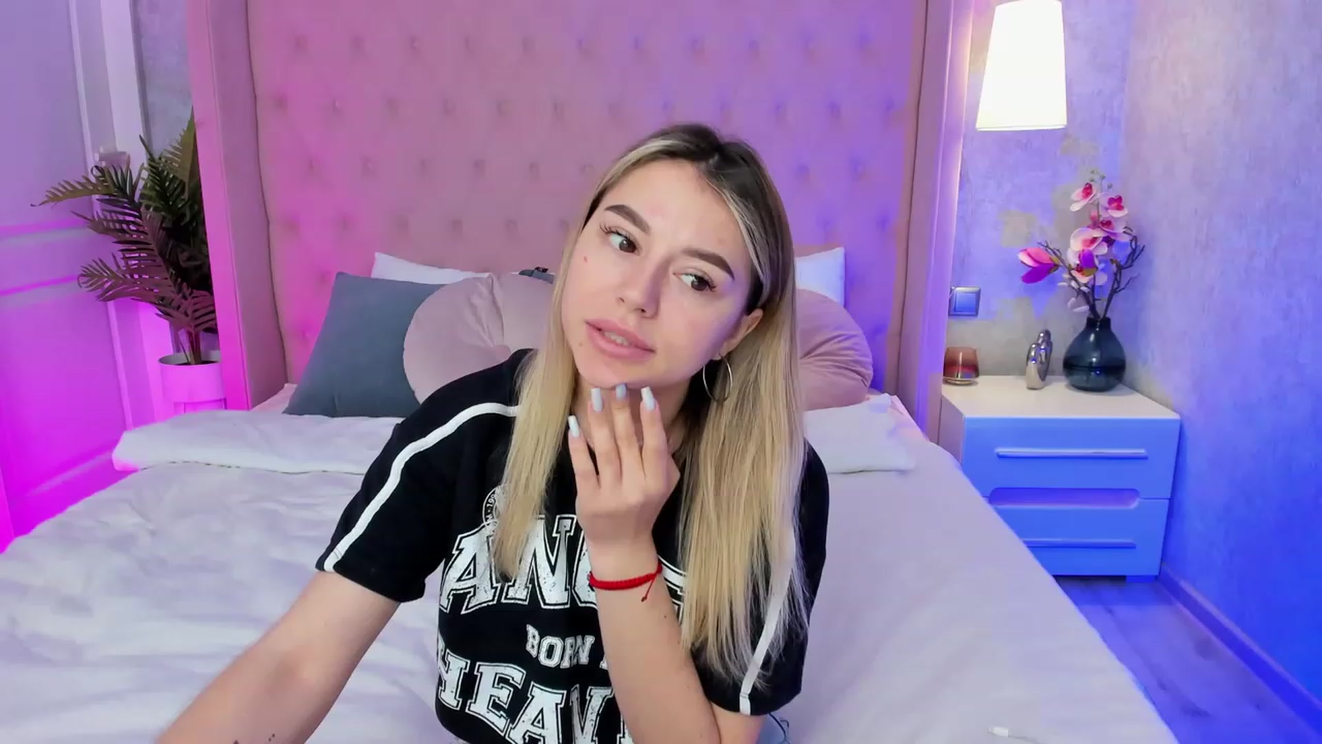 Gallery image thumbnail from SofiBloom's myfreecams stream on, 04/18/2023, 08:36 image 7 of 20