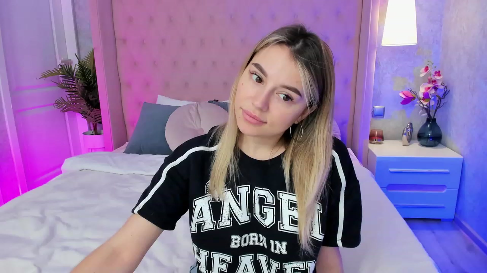 Gallery image thumbnail from SofiBloom's myfreecams stream on, 04/18/2023, 09:43 image 2 of 20