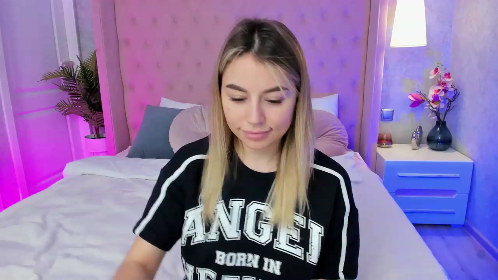 Gallery image thumbnail from SofiBloom's myfreecams stream on, 04/18/2023, 09:43 image 10 of 20