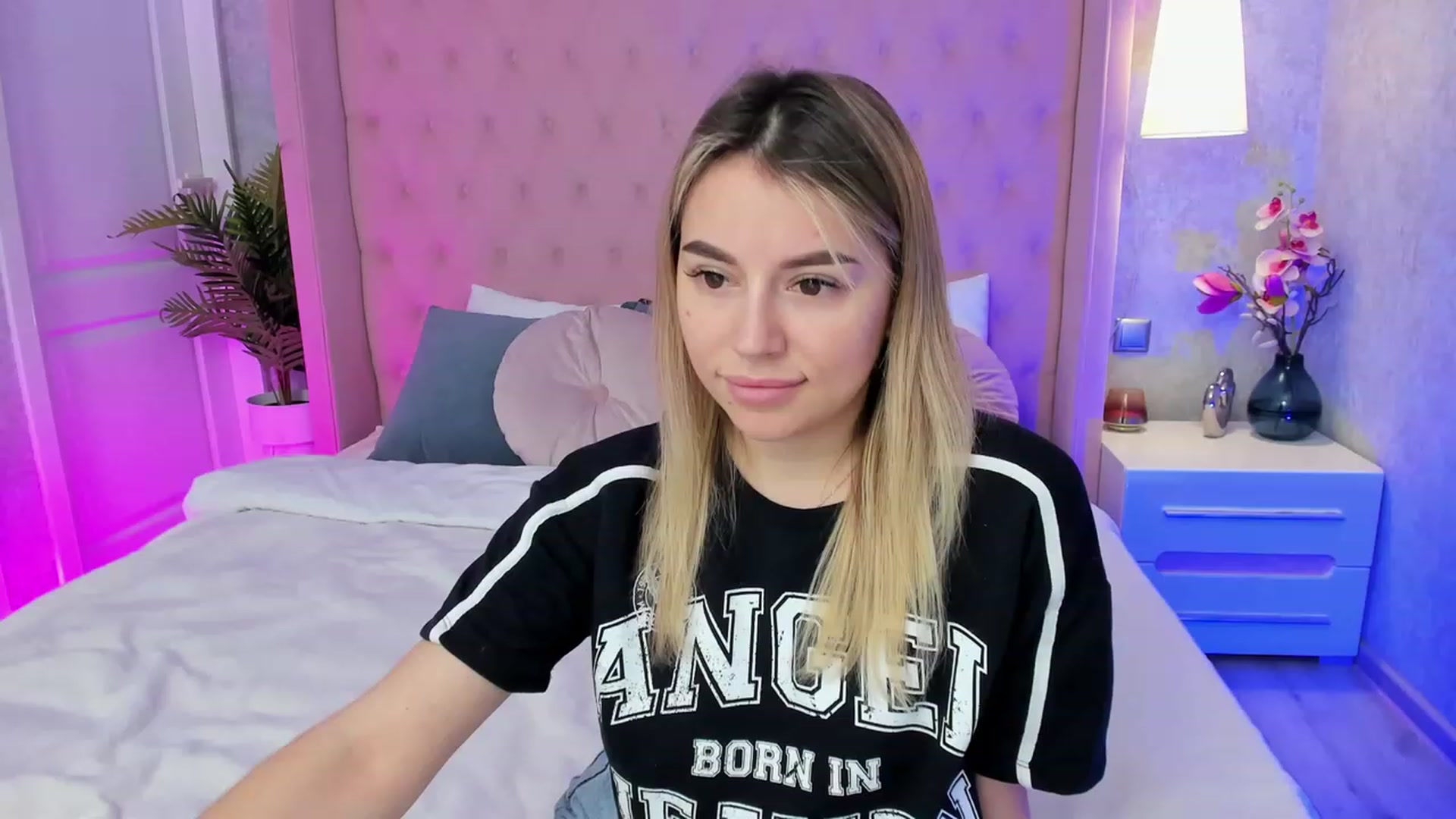 Gallery image thumbnail from SofiBloom's myfreecams stream on, 04/18/2023, 09:43 image 9 of 20