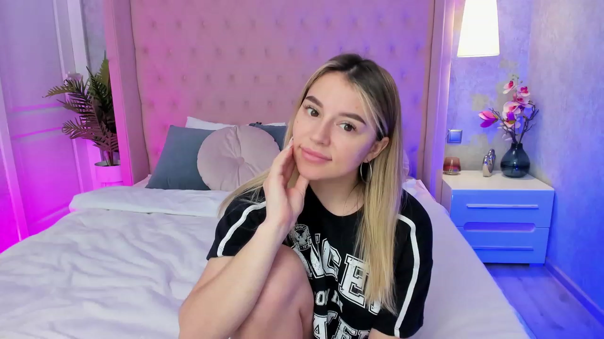 Gallery image thumbnail from SofiBloom's myfreecams stream on, 04/18/2023, 09:43 image 17 of 20