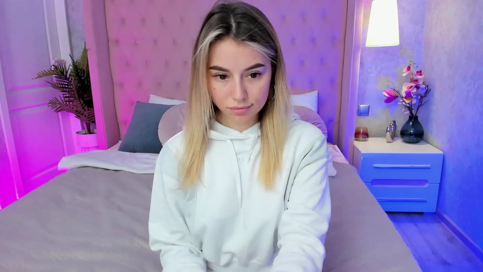 Gallery image thumbnail from SofiBloom's myfreecams stream on, 04/18/2023, 11:59 image 12 of 20