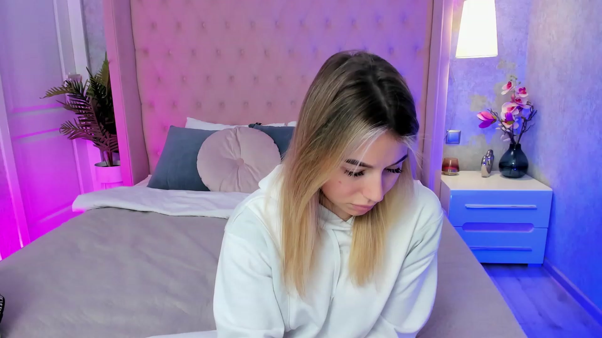 Gallery image thumbnail from SofiBloom's myfreecams stream on, 04/18/2023, 11:59 image 16 of 20