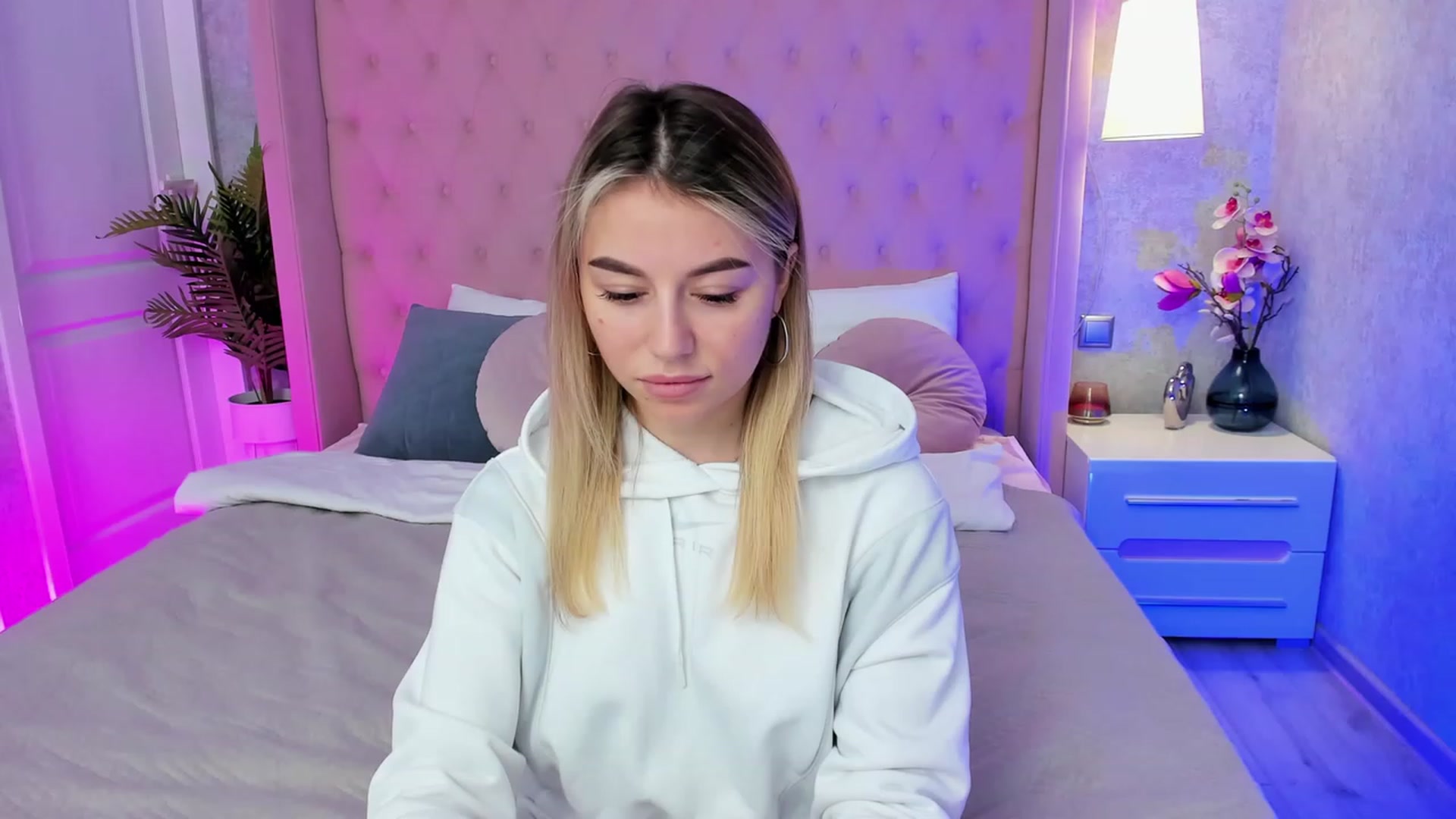 Gallery image thumbnail from SofiBloom's myfreecams stream on, 04/18/2023, 11:59 image 11 of 20