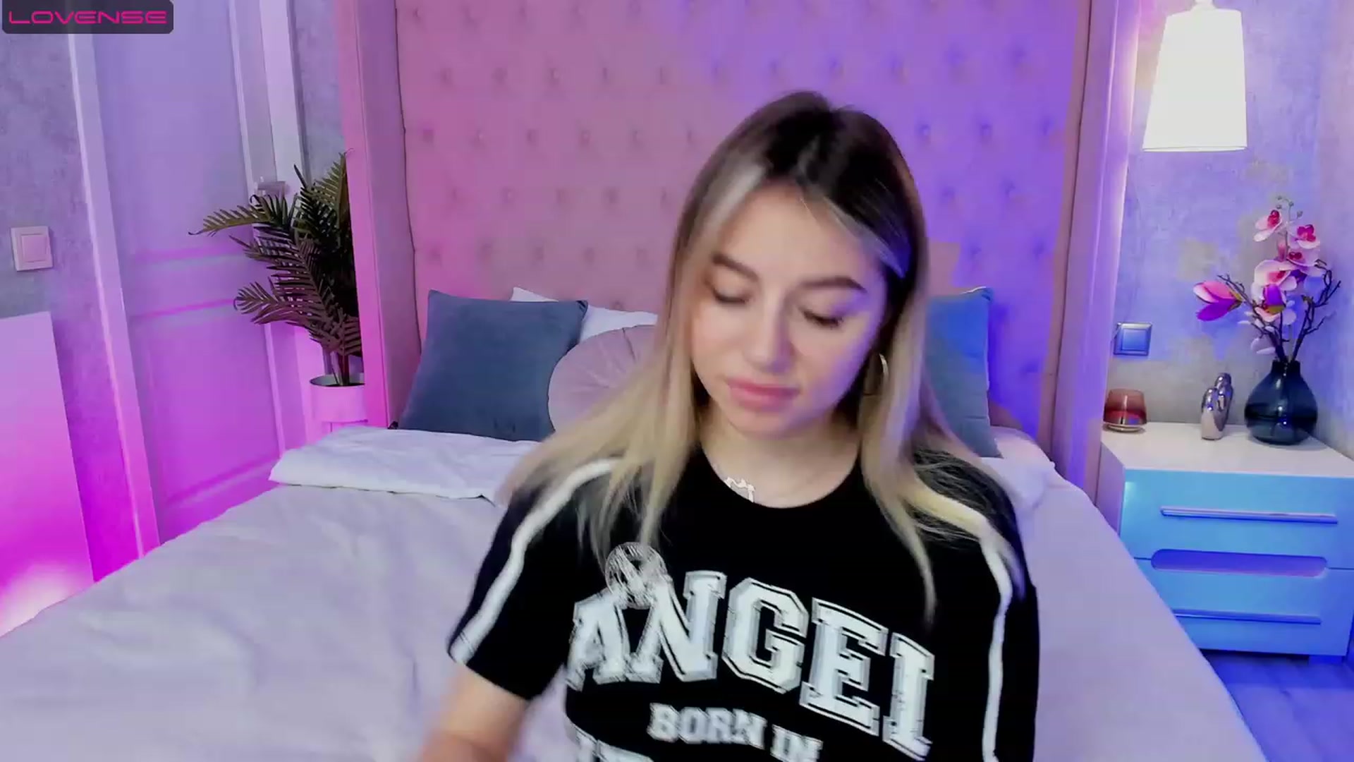 Gallery image thumbnail from SofiBloom's myfreecams stream on, 04/19/2023, 10:06 image 4 of 20