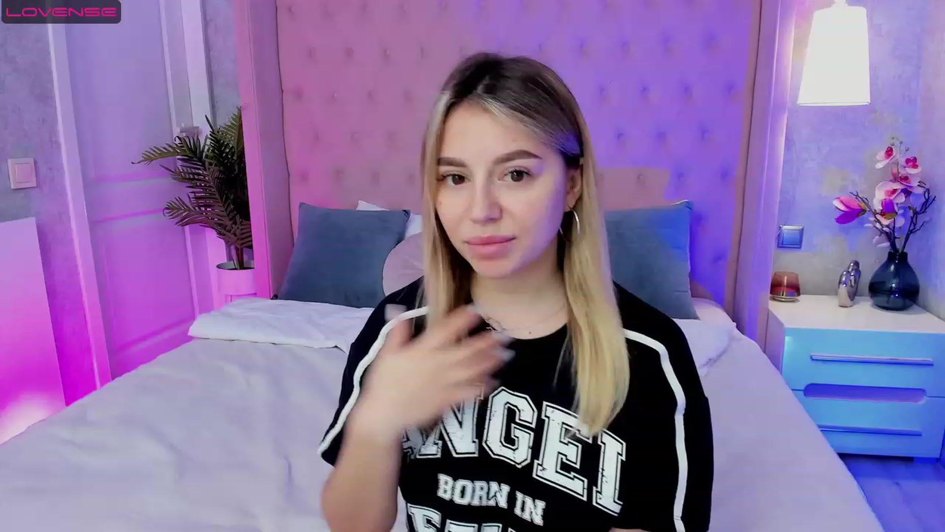 Gallery image thumbnail from SofiBloom's myfreecams stream on, 04/19/2023, 10:06 image 3 of 20