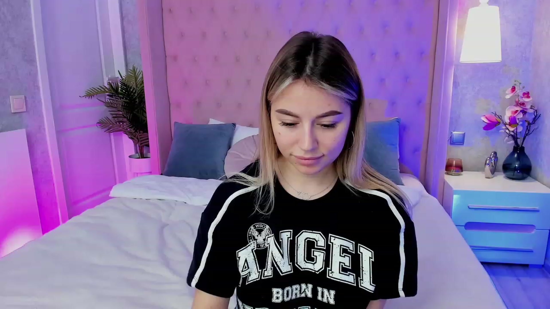 Gallery image thumbnail from SofiBloom's myfreecams stream on, 04/19/2023, 10:32 image 8 of 20