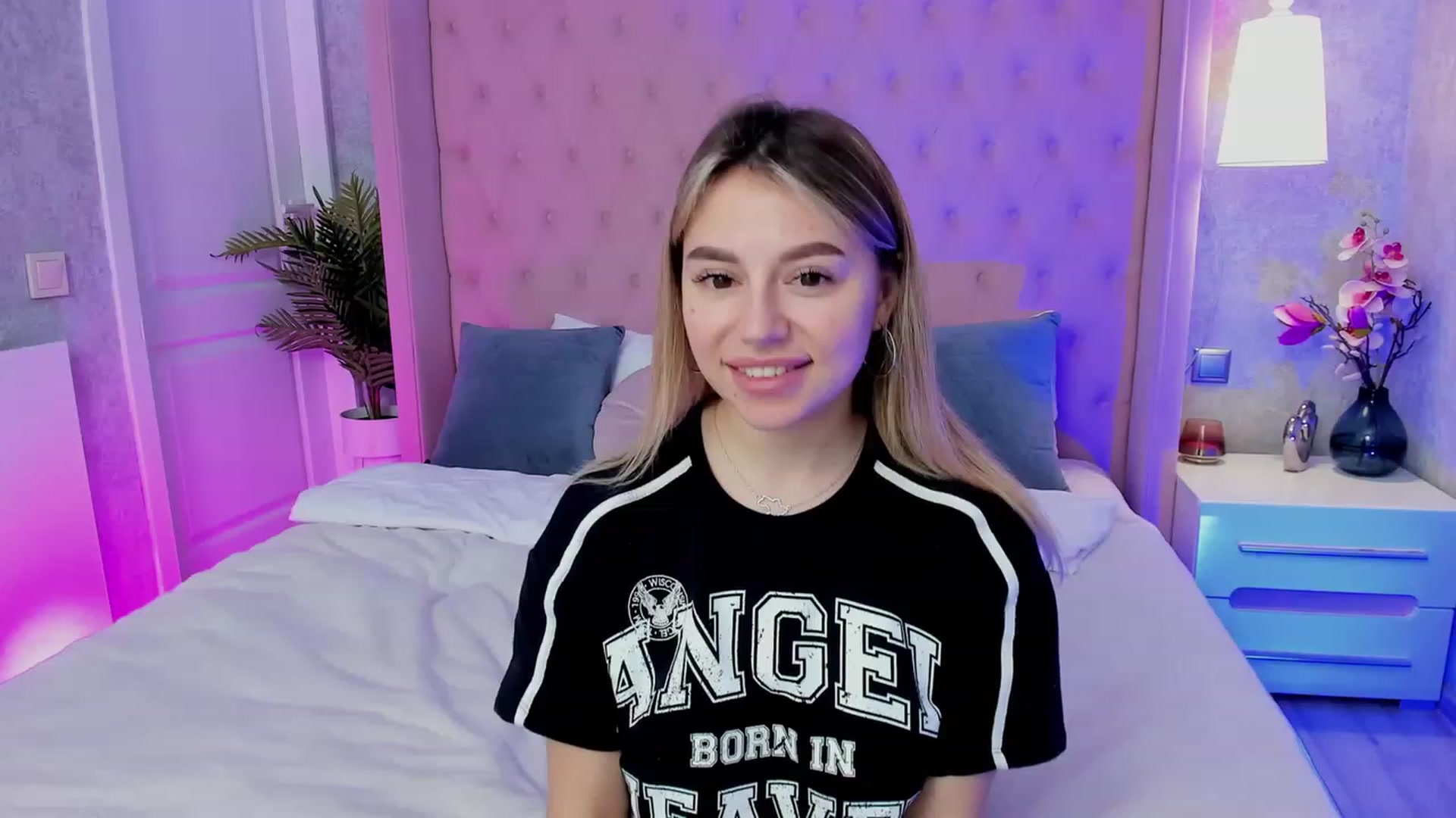 Gallery image thumbnail from SofiBloom's myfreecams stream on, 04/19/2023, 10:32 image 1 of 20