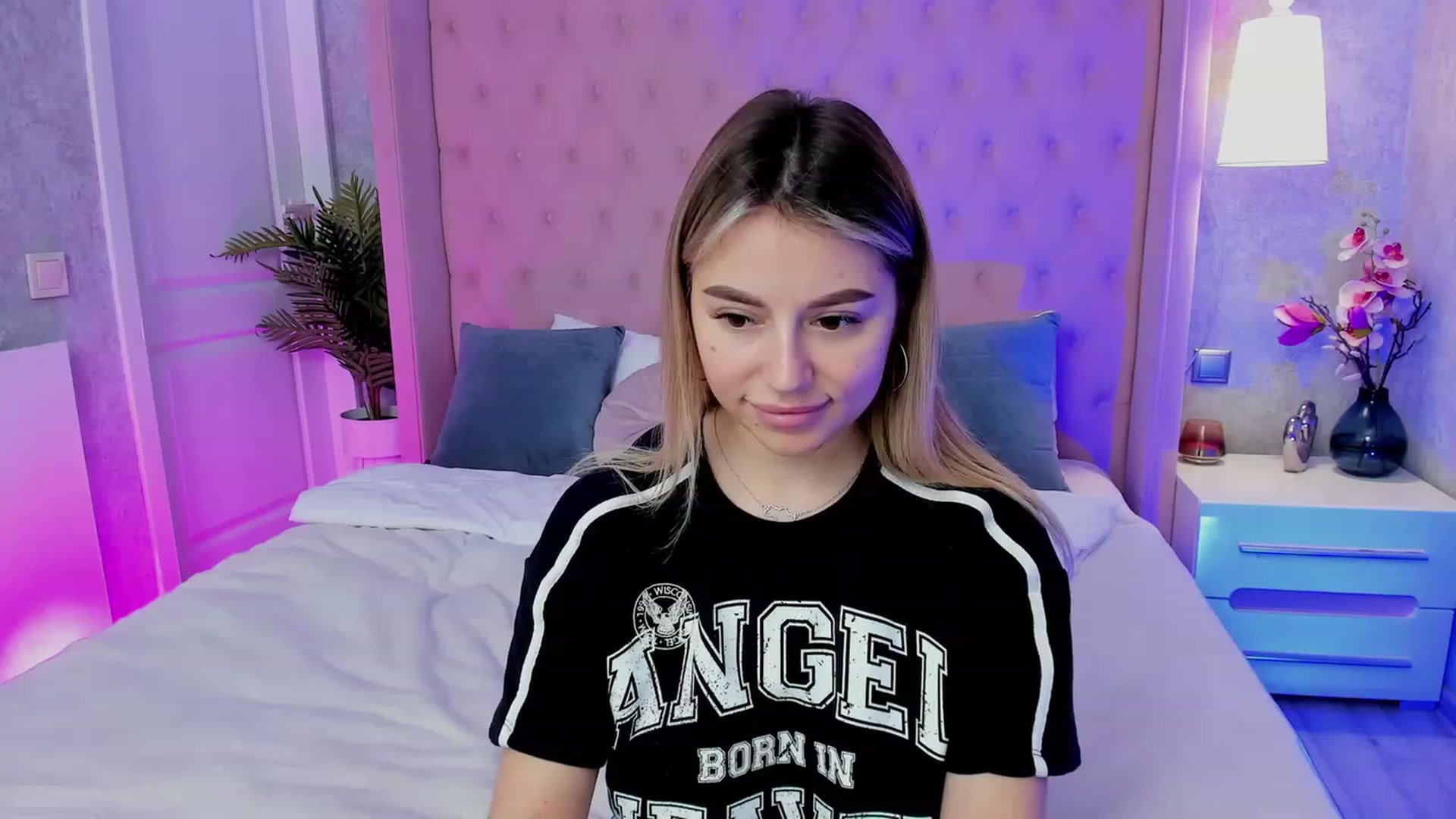 Gallery image thumbnail from SofiBloom's myfreecams stream on, 04/19/2023, 10:32 image 2 of 20