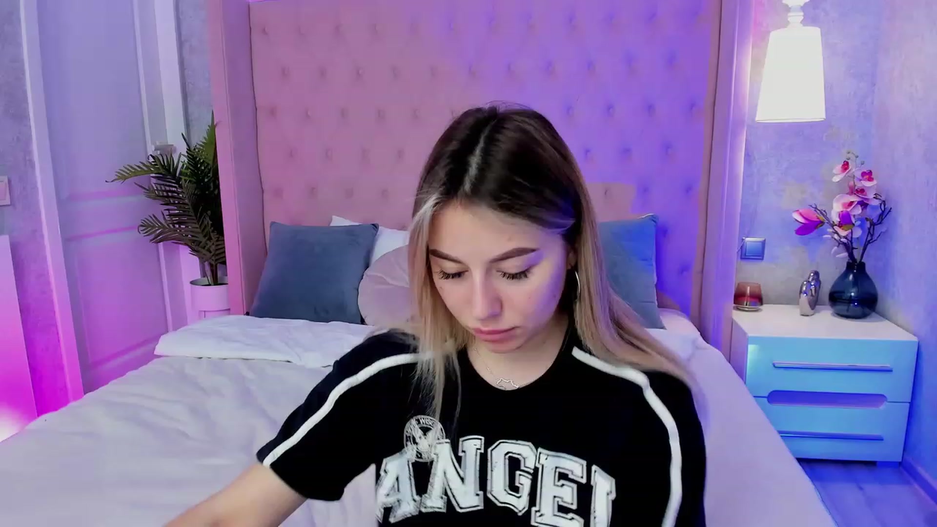 Gallery image thumbnail from SofiBloom's myfreecams stream on, 04/19/2023, 11:59 image 15 of 20