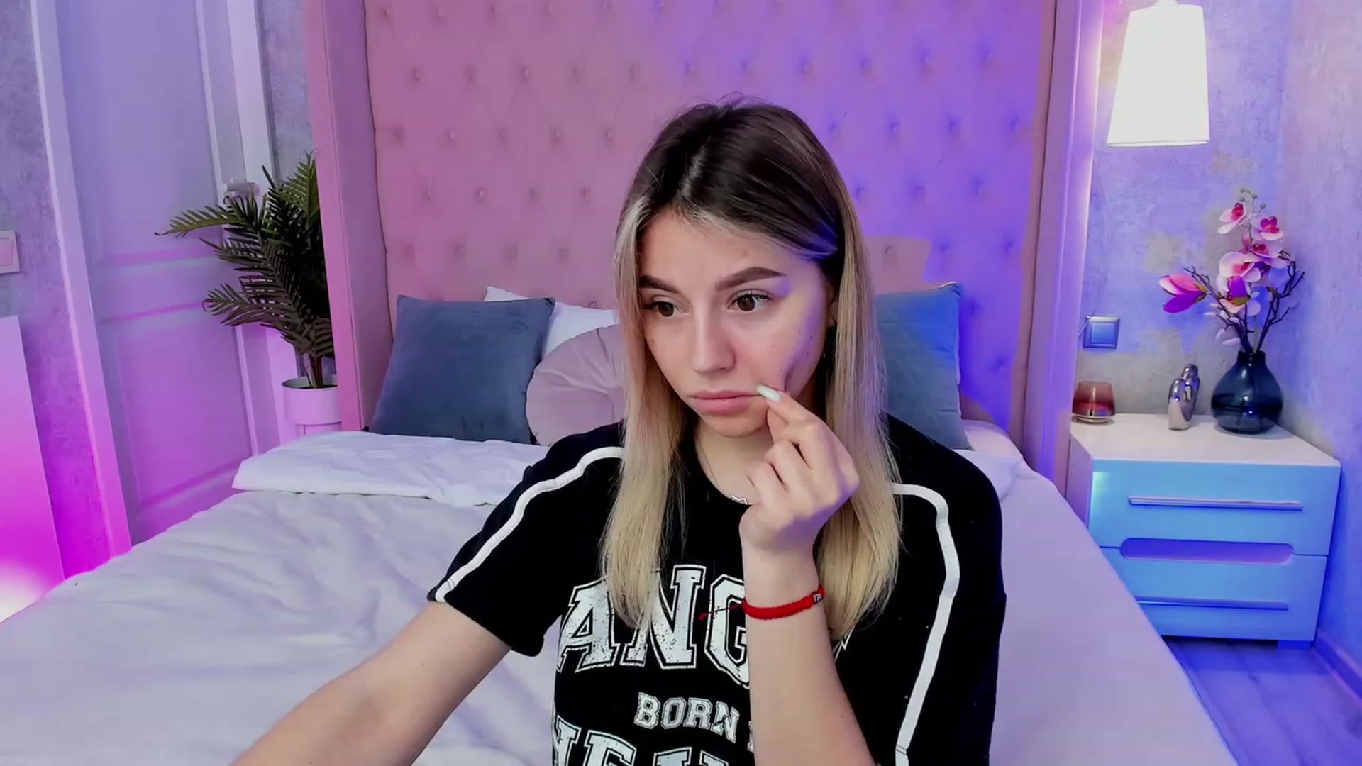 Gallery image thumbnail from SofiBloom's myfreecams stream on, 04/19/2023, 11:59 image 8 of 20