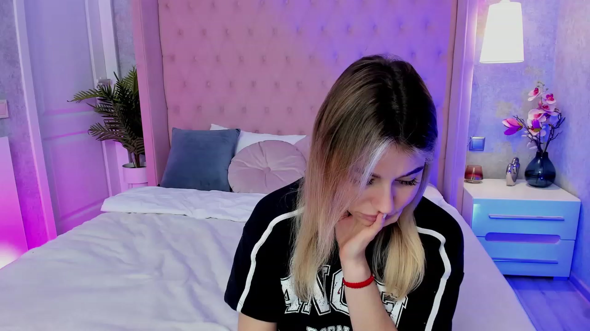 Gallery image thumbnail from SofiBloom's myfreecams stream on, 04/19/2023, 11:59 image 7 of 20