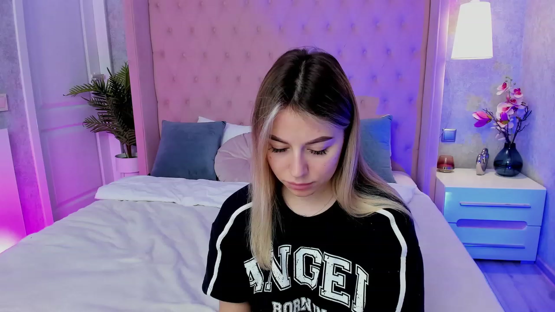 Gallery image thumbnail from SofiBloom's myfreecams stream on, 04/19/2023, 11:59 image 11 of 20