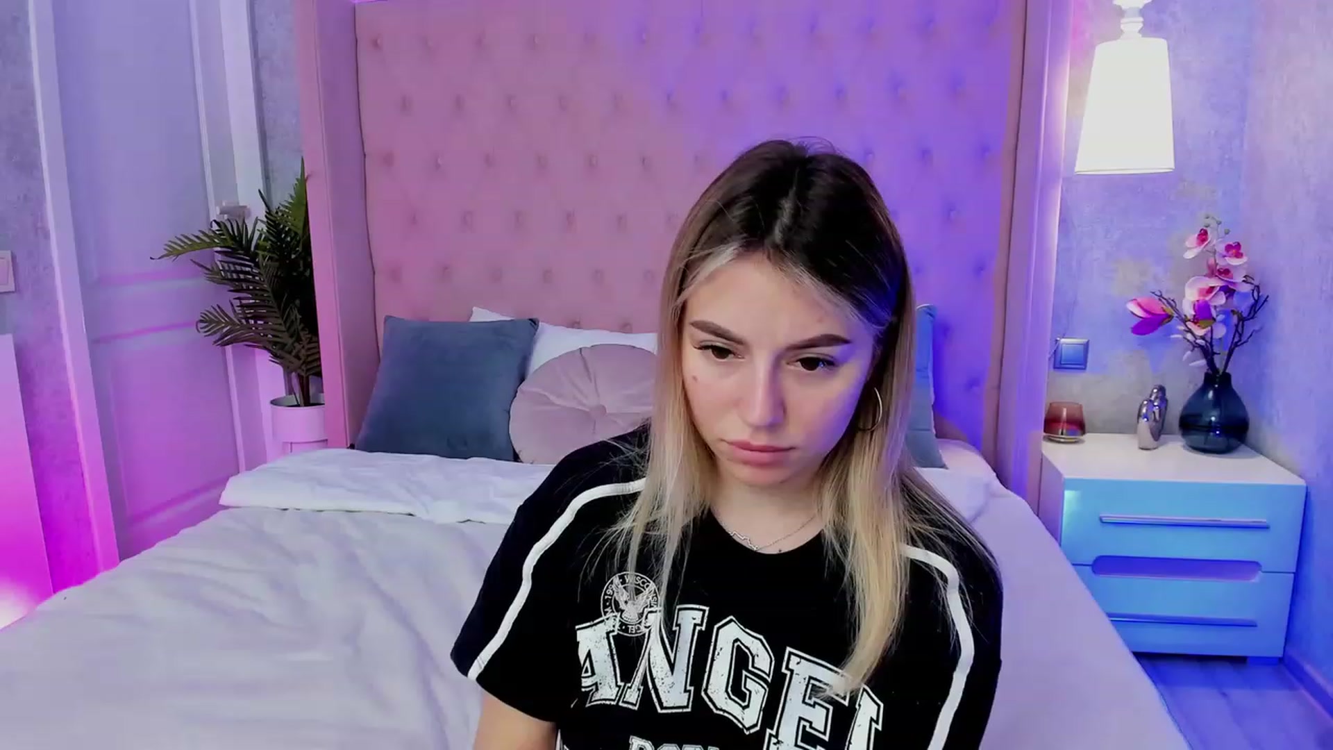 Gallery image thumbnail from SofiBloom's myfreecams stream on, 04/19/2023, 11:59 image 18 of 20