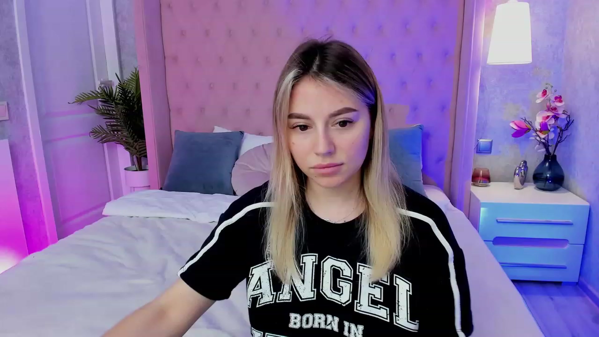 Gallery image thumbnail from SofiBloom's myfreecams stream on, 04/19/2023, 11:59 image 6 of 20